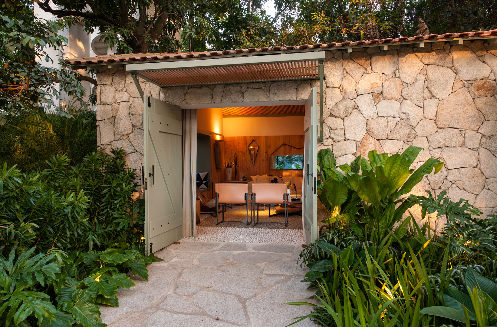 Casa Cor 2015/ A Casa da Gente, Marina Linhares Decoração de Interiores Marina Linhares Decoração de Interiores Tropical style garden