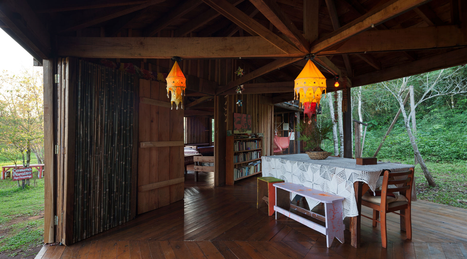 Comuna Yerbas del Paraiso - Misiones, IR arquitectura IR arquitectura Country style dining room Solid Wood Multicolored