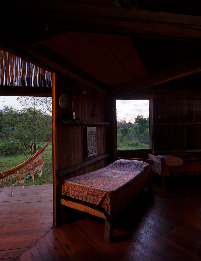 Comuna Yerbas del Paraiso - Misiones, IR arquitectura IR arquitectura Cuartos de estilo rural Madera maciza Multicolor