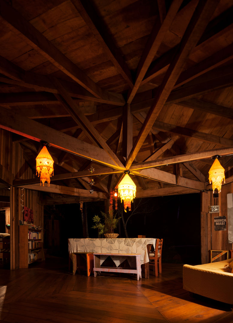 Comuna Yerbas del Paraiso - Misiones, IR arquitectura IR arquitectura Country style dining room Solid Wood Multicolored