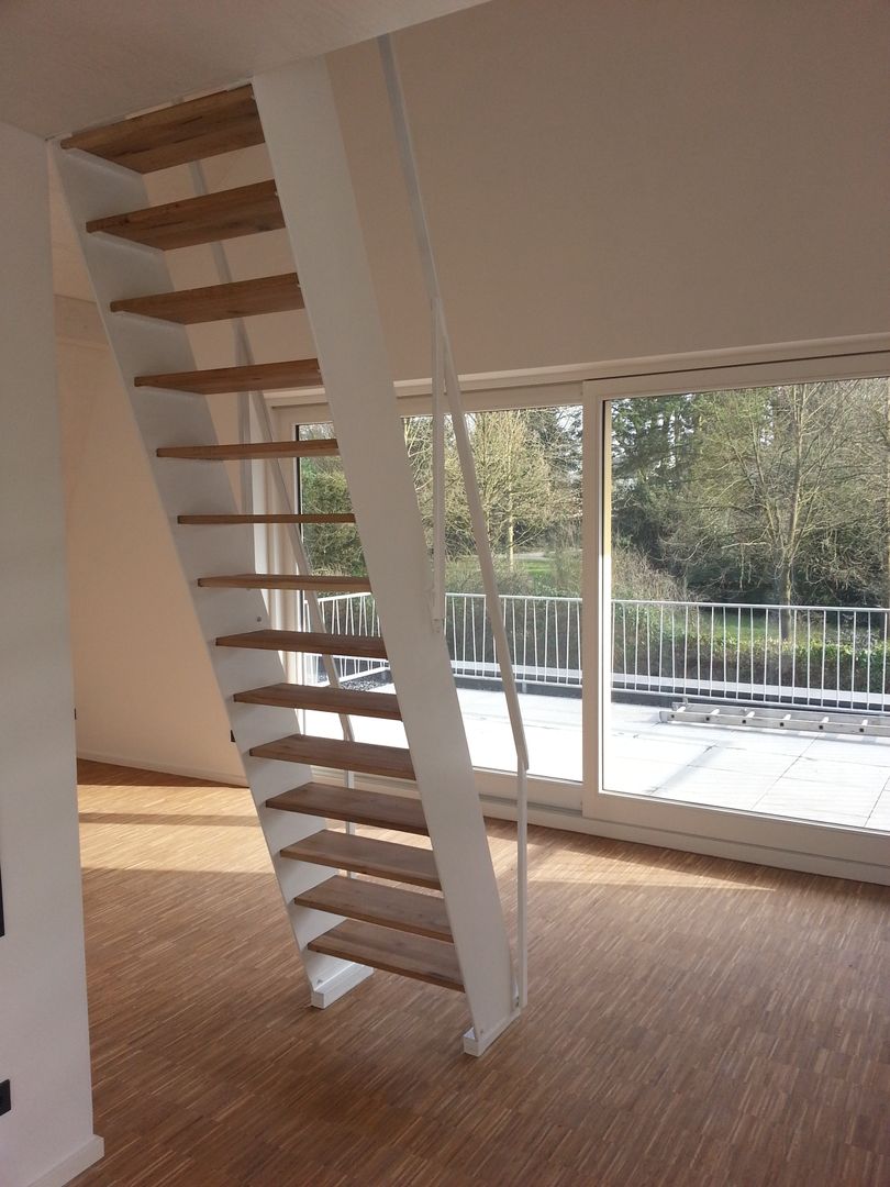 Neubau eines Mehrfamilienhauses mit zwei Wohneinheiten, raumumraum architekten raumumraum architekten Modern Corridor, Hallway and Staircase