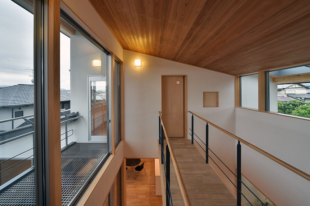 MJ2-house, 株式会社 森本建築事務所 株式会社 森本建築事務所 Scandinavian style corridor, hallway& stairs Solid Wood Multicolored