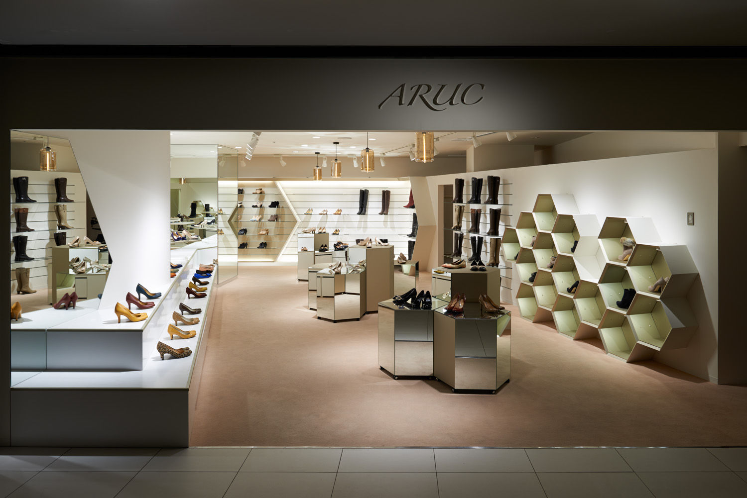 ARUC IKEBUKURO, LINEs AND ANGLEs inc. LINEs AND ANGLEs inc. Modern dressing room Textile Amber/Gold