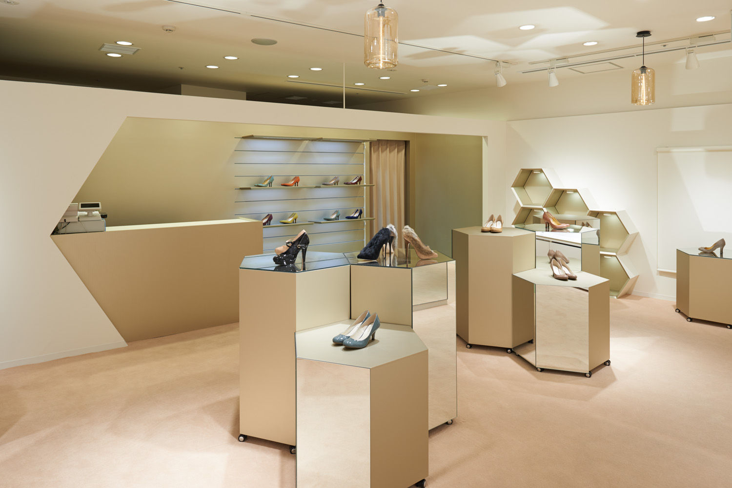 ARUC IKEBUKURO, LINEs AND ANGLEs inc. LINEs AND ANGLEs inc. Modern Dressing Room Textile Amber/Gold