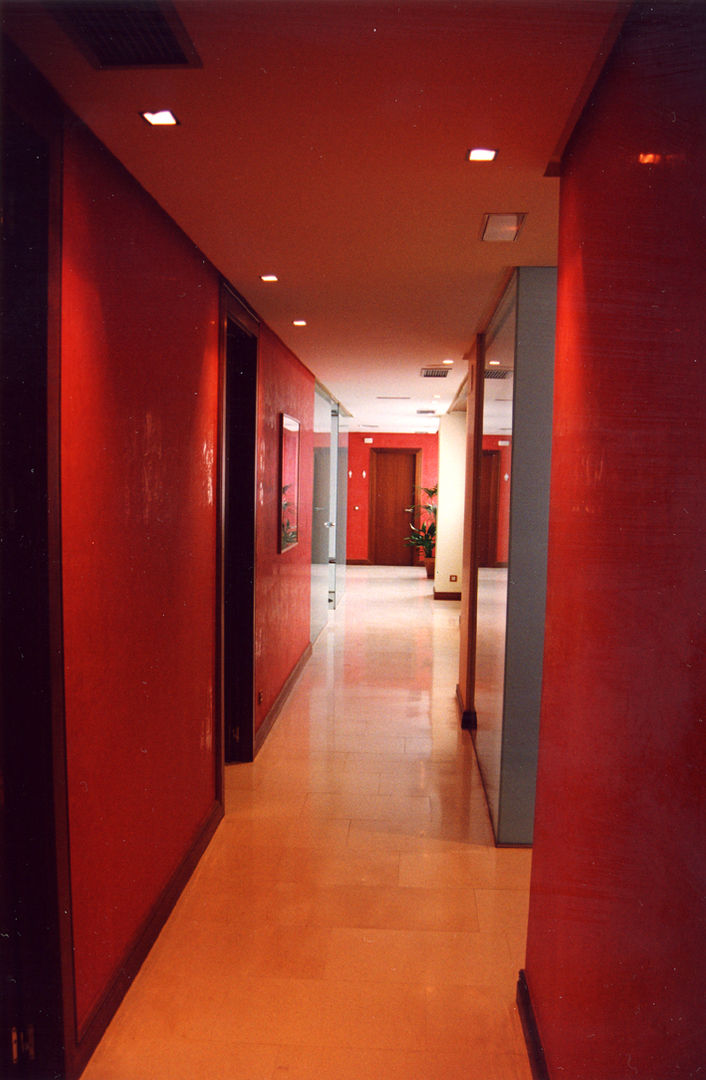 Oficinas generales, Javier González Javier González Modern corridor, hallway & stairs