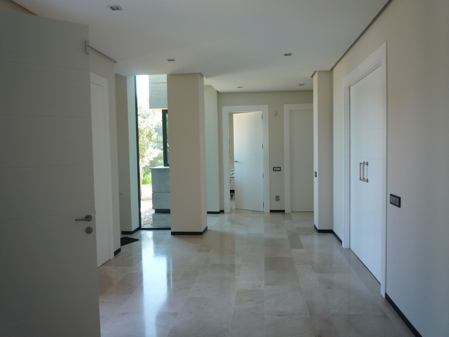 VIVIENDA UNIFAMILIAR , CARLOS TRIGO GARCIA CARLOS TRIGO GARCIA Modern corridor, hallway & stairs