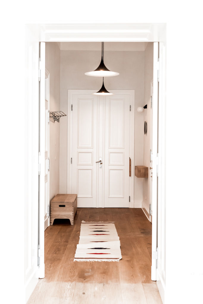 Hallway Loft Kolasinski Skandinavischer Flur, Diele & Treppenhaus Massivholz Mehrfarbig