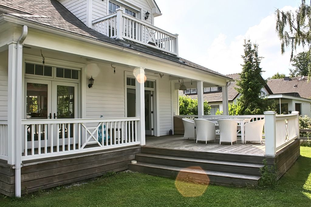 Großes Einfamilienhaus im amerikanischen Stil, THE WHITE HOUSE american dream homes gmbh THE WHITE HOUSE american dream homes gmbh Country style balcony, veranda & terrace