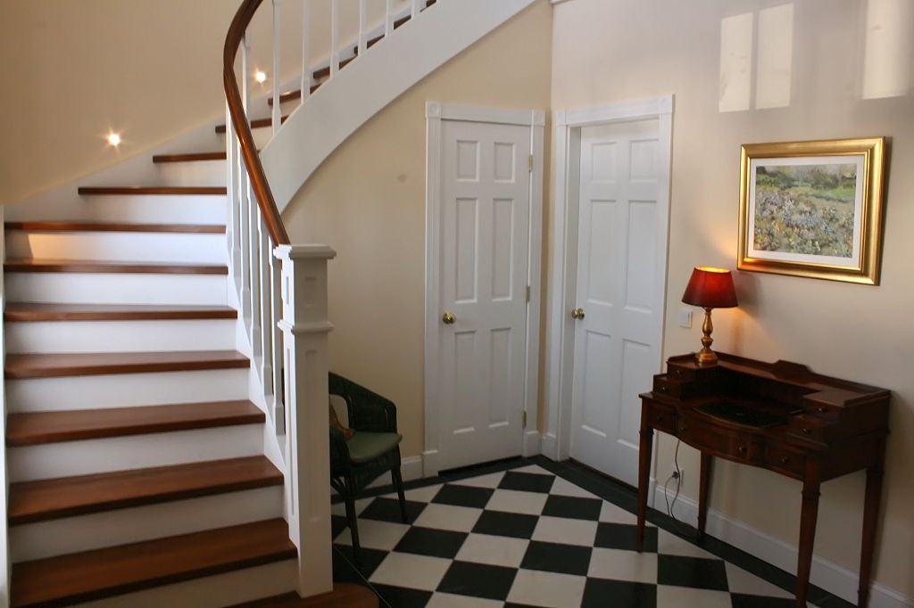 MANSION MINSTER, THE WHITE HOUSE american dream homes gmbh THE WHITE HOUSE american dream homes gmbh Classic style corridor, hallway and stairs