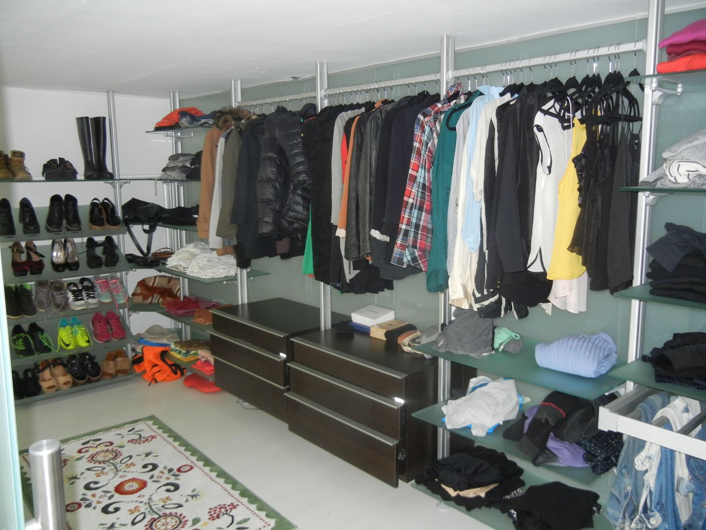 Loft en Martinez, Fainzilber Arqts. Fainzilber Arqts. ห้องแต่งตัว ตู้เสื้อผ้าและลิ้นชัก