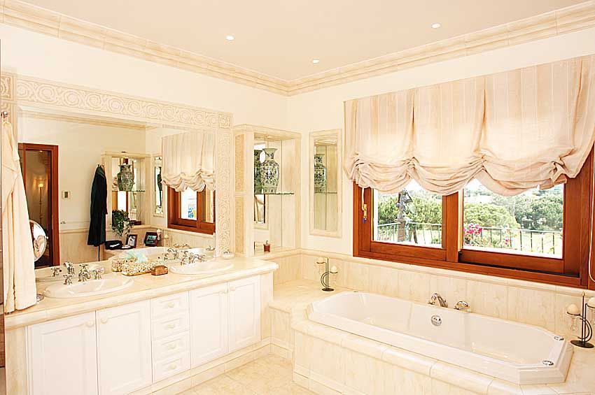 homify Classic style bathroom