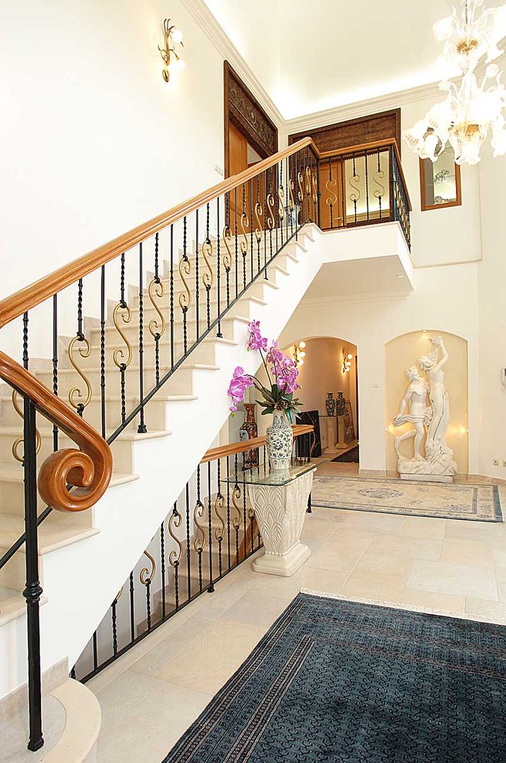 homify Classic style corridor, hallway and stairs