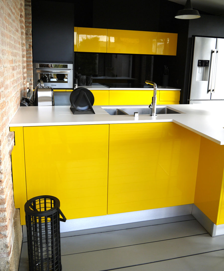 Du jaune dans la cuisine pour un look vitaminé!, Démesure Démesure Modern kitchen Bench tops