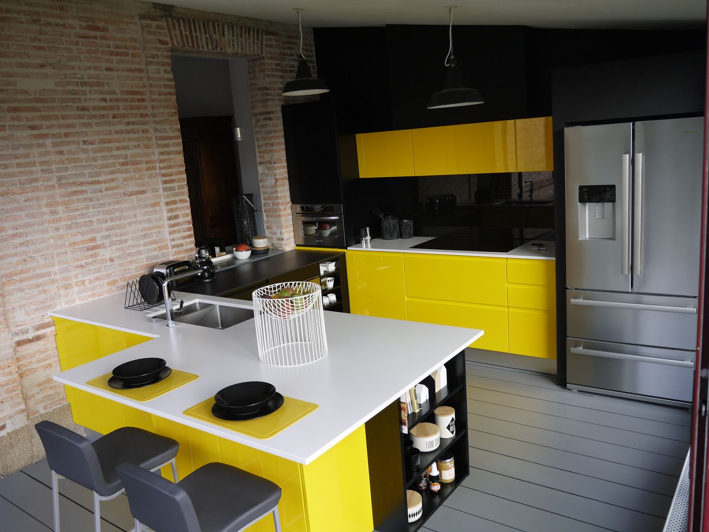 Du jaune dans la cuisine pour un look vitaminé!, Démesure Démesure Modern kitchen Bench tops
