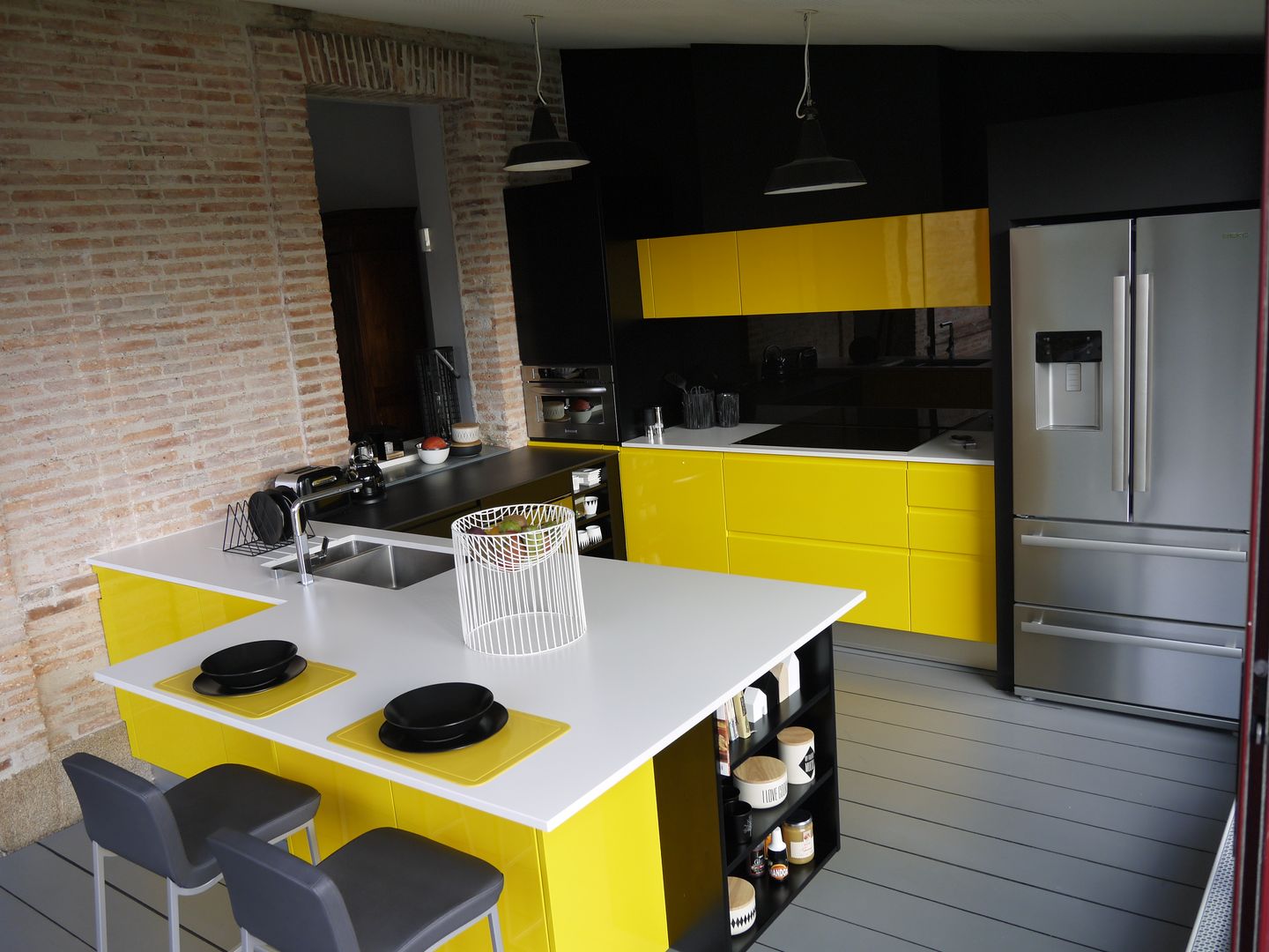 Du jaune dans la cuisine pour un look vitaminé!, Démesure Démesure مطبخ Bench tops