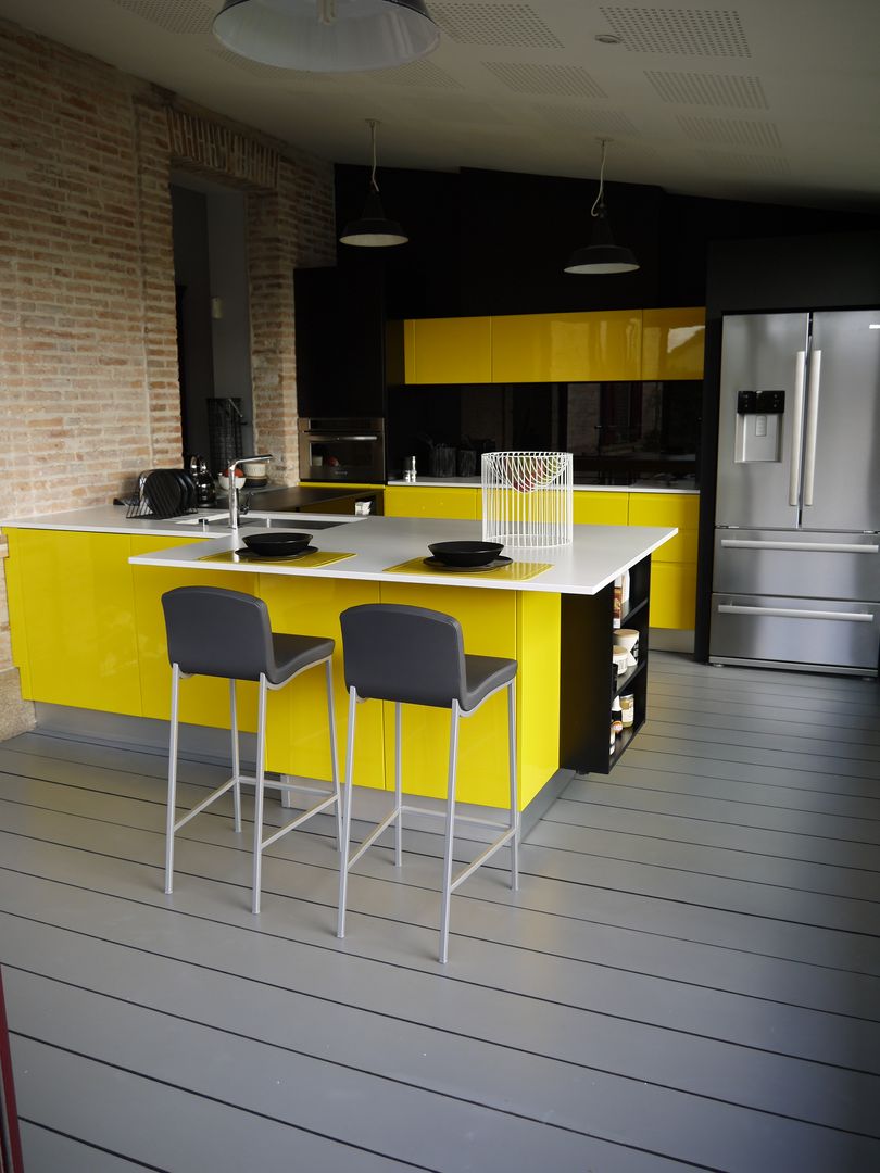 Du jaune dans la cuisine pour un look vitaminé!, Démesure Démesure Modern kitchen Cabinets & shelves