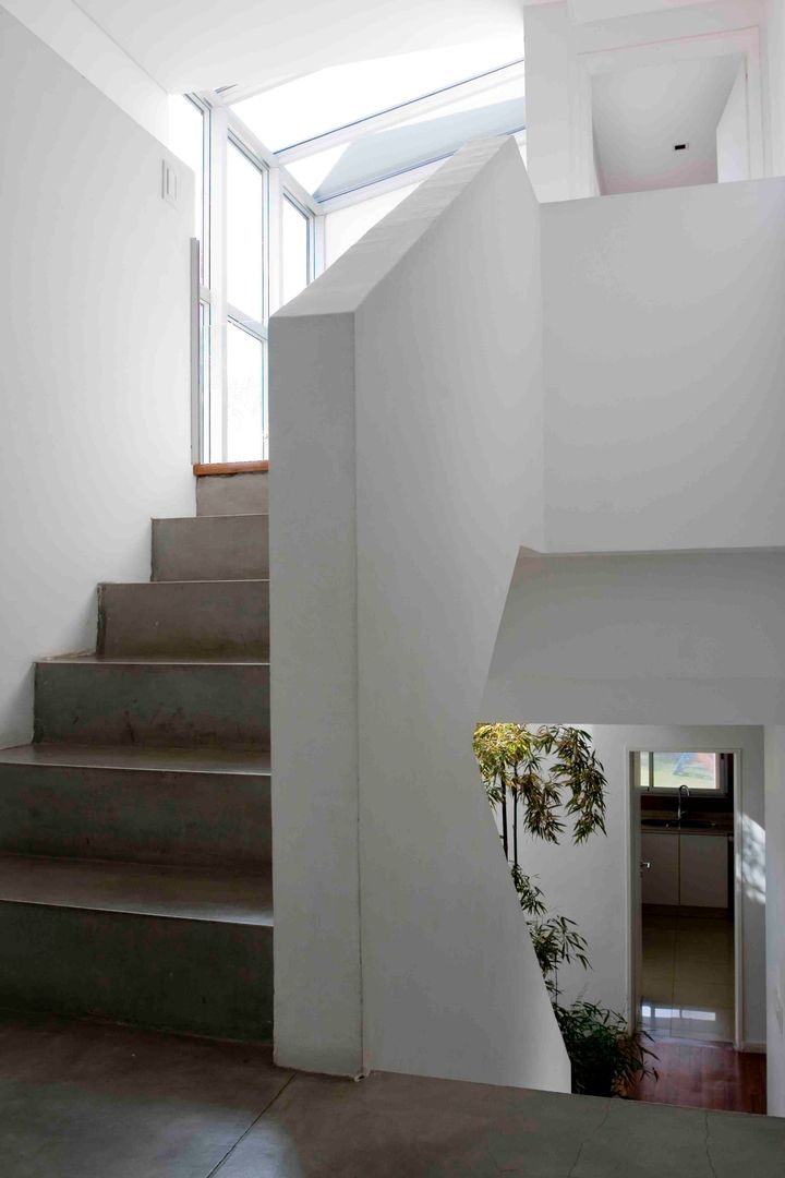 Casa RM, Remy Arquitectos Remy Arquitectos Koridor & Tangga Minimalis