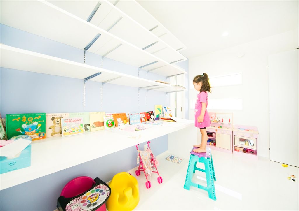 白を基調としたスタイリッシュな家, ナイトウタカシ建築設計事務所 ナイトウタカシ建築設計事務所 Dormitorios infantiles modernos: