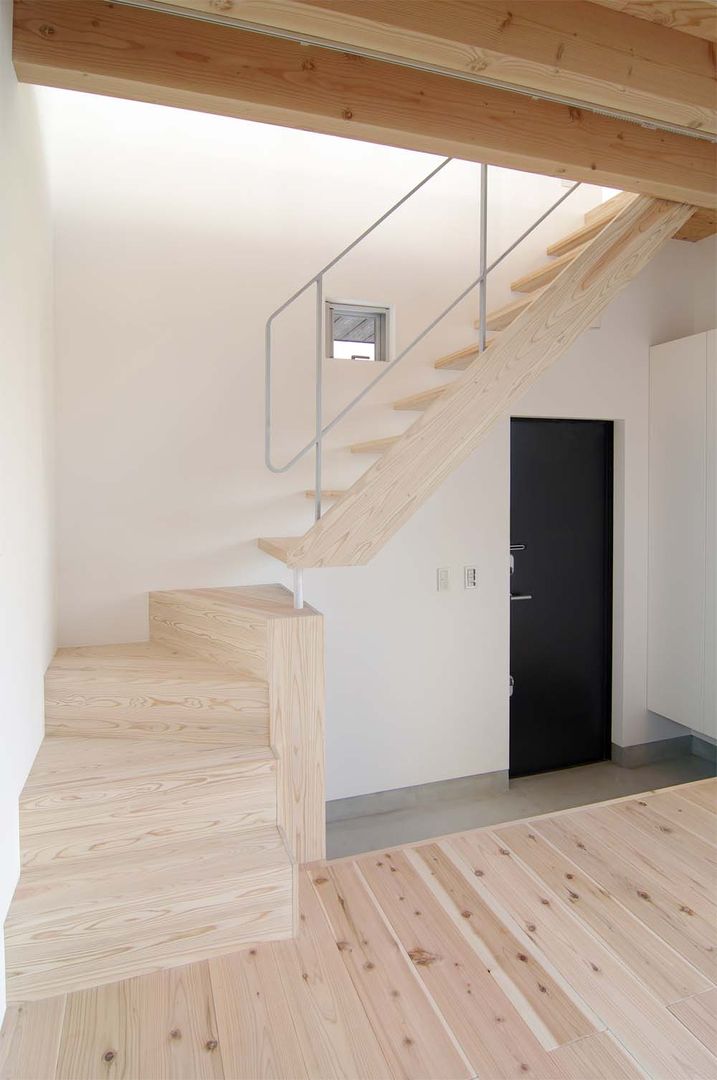 二俣川の家, ディンプル建築設計事務所 ディンプル建築設計事務所 Modern corridor, hallway & stairs Solid Wood Multicolored