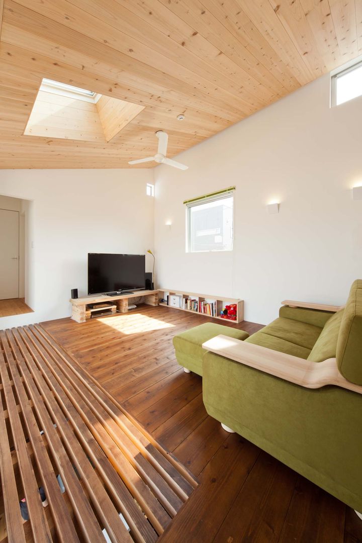 二俣川の家, ディンプル建築設計事務所 ディンプル建築設計事務所 Modern living room Solid Wood Multicolored