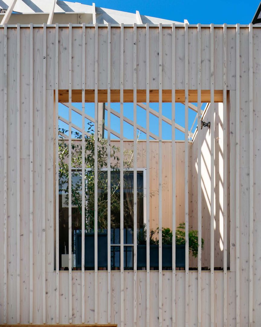 駒沢の家, ディンプル建築設計事務所 ディンプル建築設計事務所 Modern balcony, veranda & terrace Solid Wood Multicolored