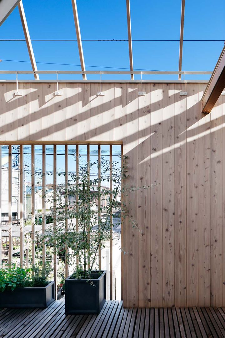 駒沢の家, ディンプル建築設計事務所 ディンプル建築設計事務所 モダンデザインの テラス 無垢材 多色