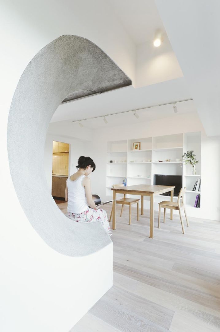 へこみとふくらみ, ディンプル建築設計事務所 ディンプル建築設計事務所 Modern living room ٹھوس لکڑی Multicolored