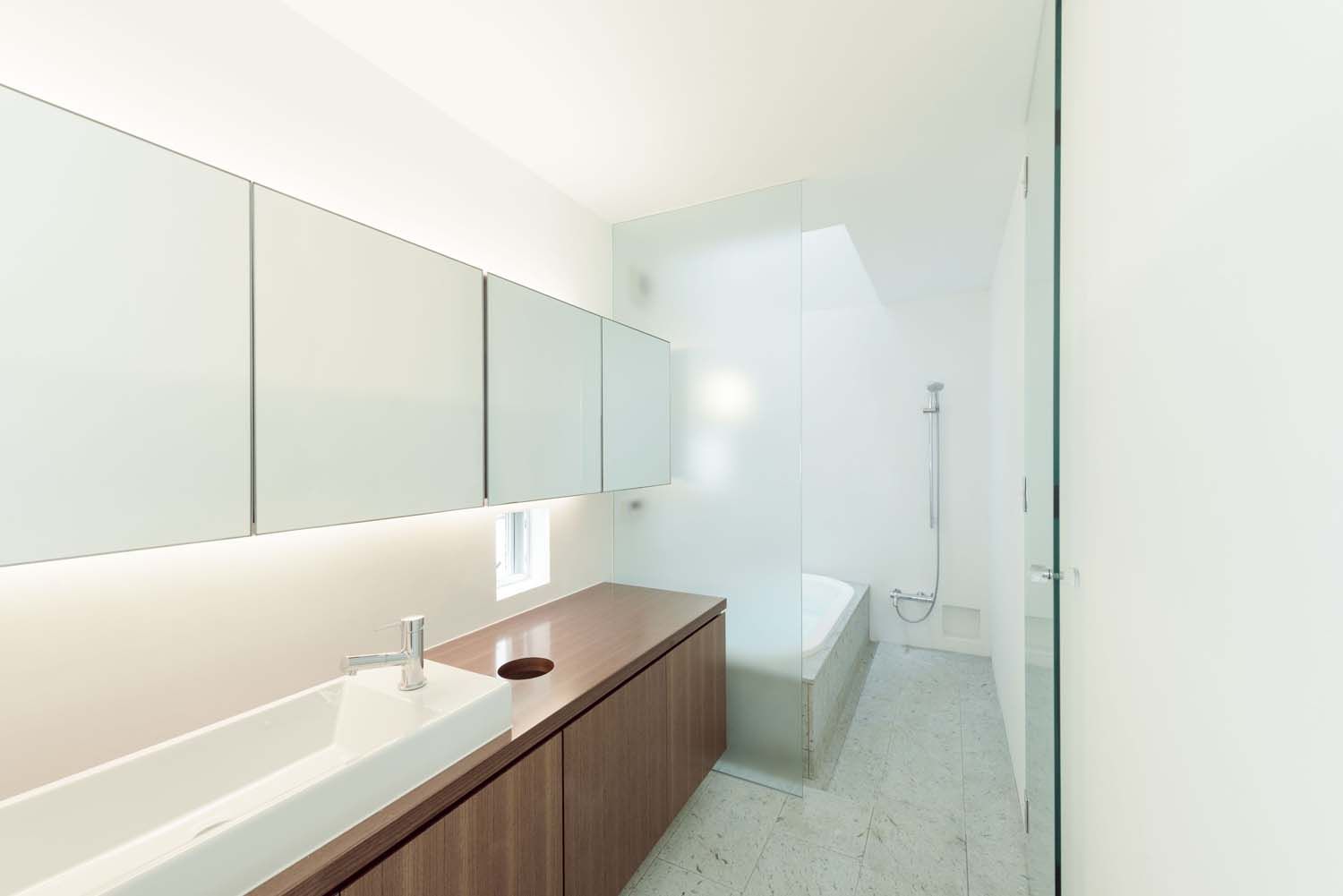十和田石とウォールナットの洗面室 ディンプル建築設計事務所 モダンスタイルの お風呂 石