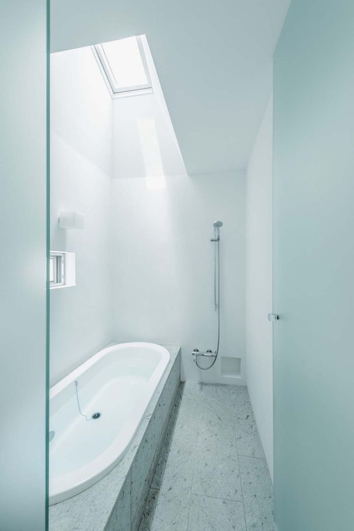 千歳烏山の家, ディンプル建築設計事務所 ディンプル建築設計事務所 Modern style bathrooms Stone