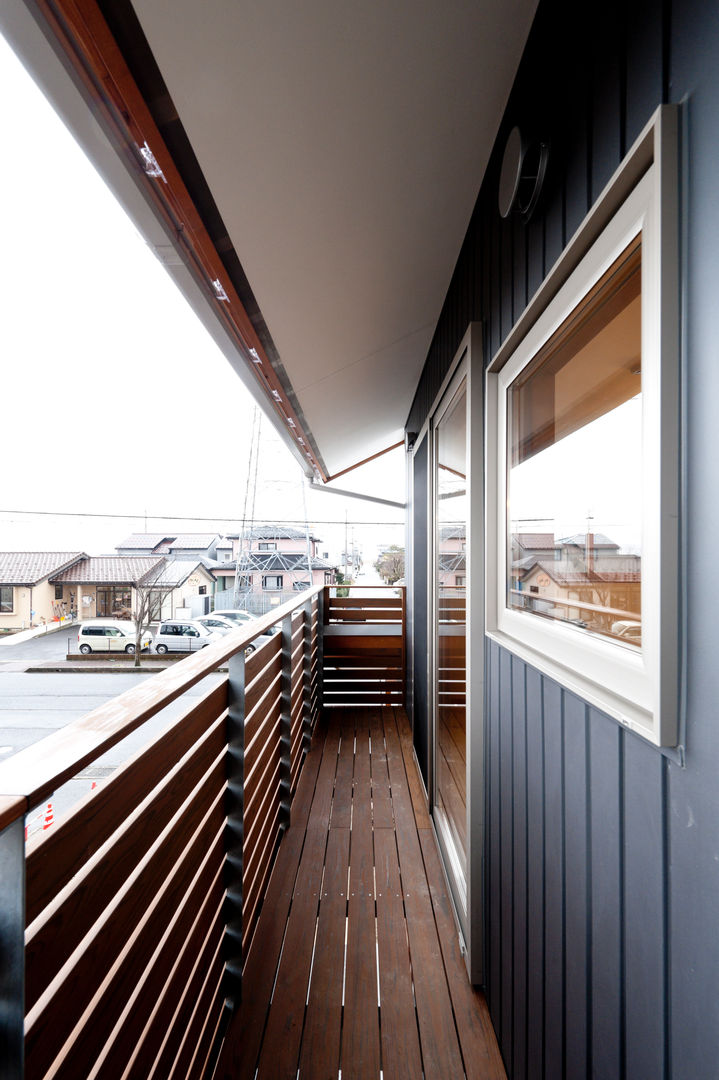 こがねの家, 株式会社山口工務店 株式会社山口工務店 Modern style balcony, porch & terrace