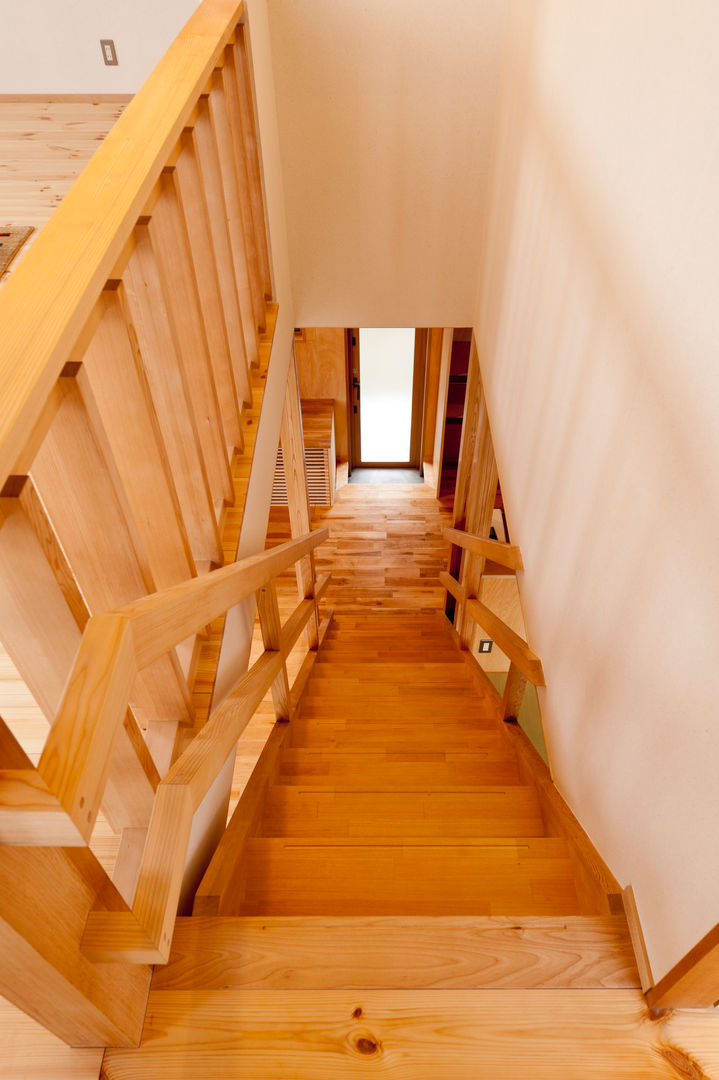 こがねの家, 株式会社山口工務店 株式会社山口工務店 Modern corridor, hallway & stairs