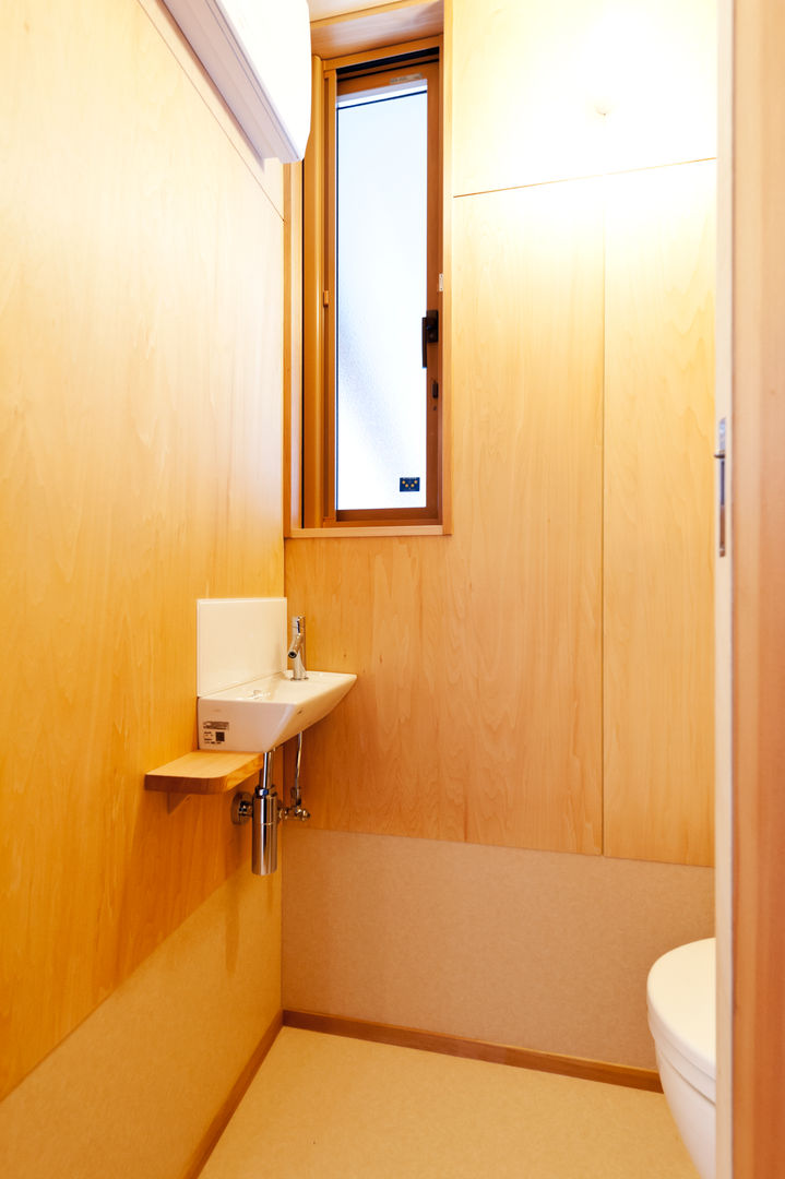 こがねの家, 株式会社山口工務店 株式会社山口工務店 Modern style bathrooms