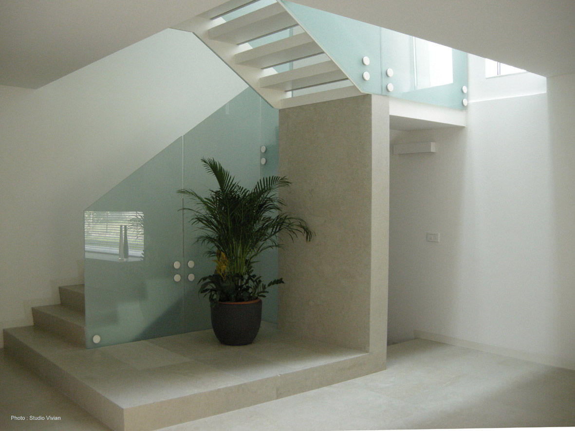Urban House, Studio Vivian Studio Vivian Modern corridor, hallway & stairs