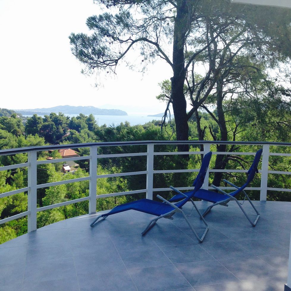 Villa Sentoza - Skiathos, Greece, Cocooninberlin Cocooninberlin Balcones y terrazas modernos Azulejos
