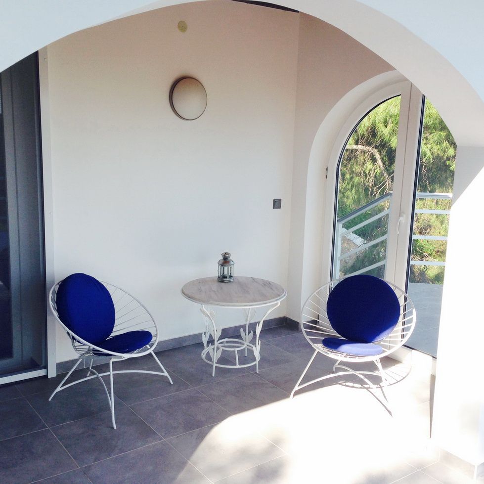 Villa Sentoza - Skiathos, Greece, Cocooninberlin Cocooninberlin Minimalistyczny balkon, taras i weranda Matal Meble