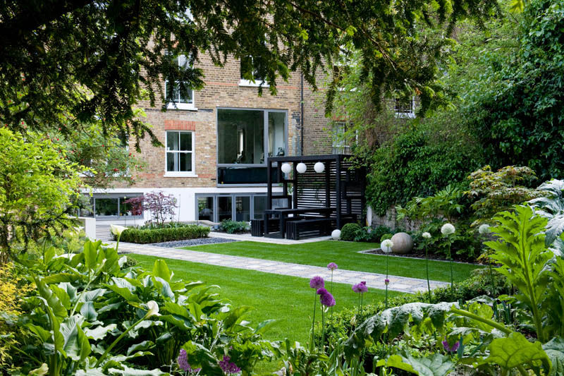 View from the back of the garden Earth Designs Jardines modernos: Ideas, imágenes y decoración