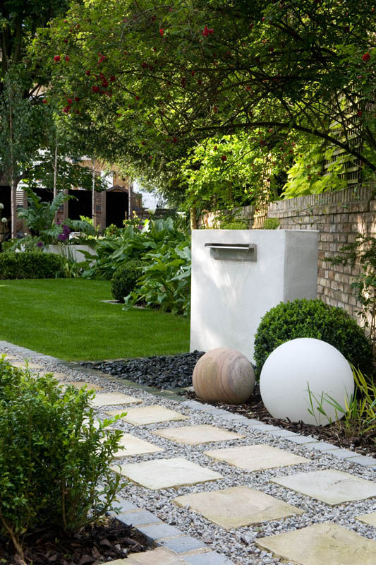 Water Feature and Stone Spheres Earth Designs Nowoczesny ogród