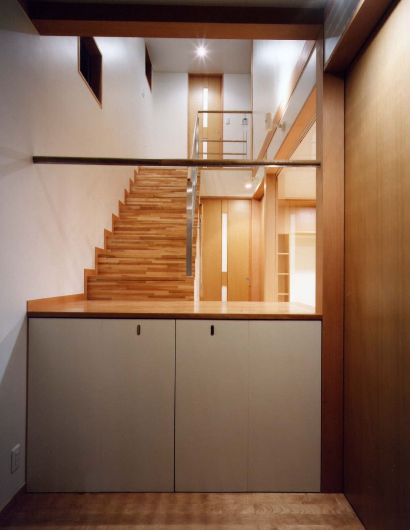 ガレージのある家, 池野健建築設計室 池野健建築設計室 Modern corridor, hallway & stairs لکڑی Wood effect