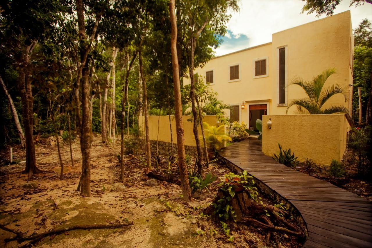 Casa Baya, IURO IURO Rumah Modern