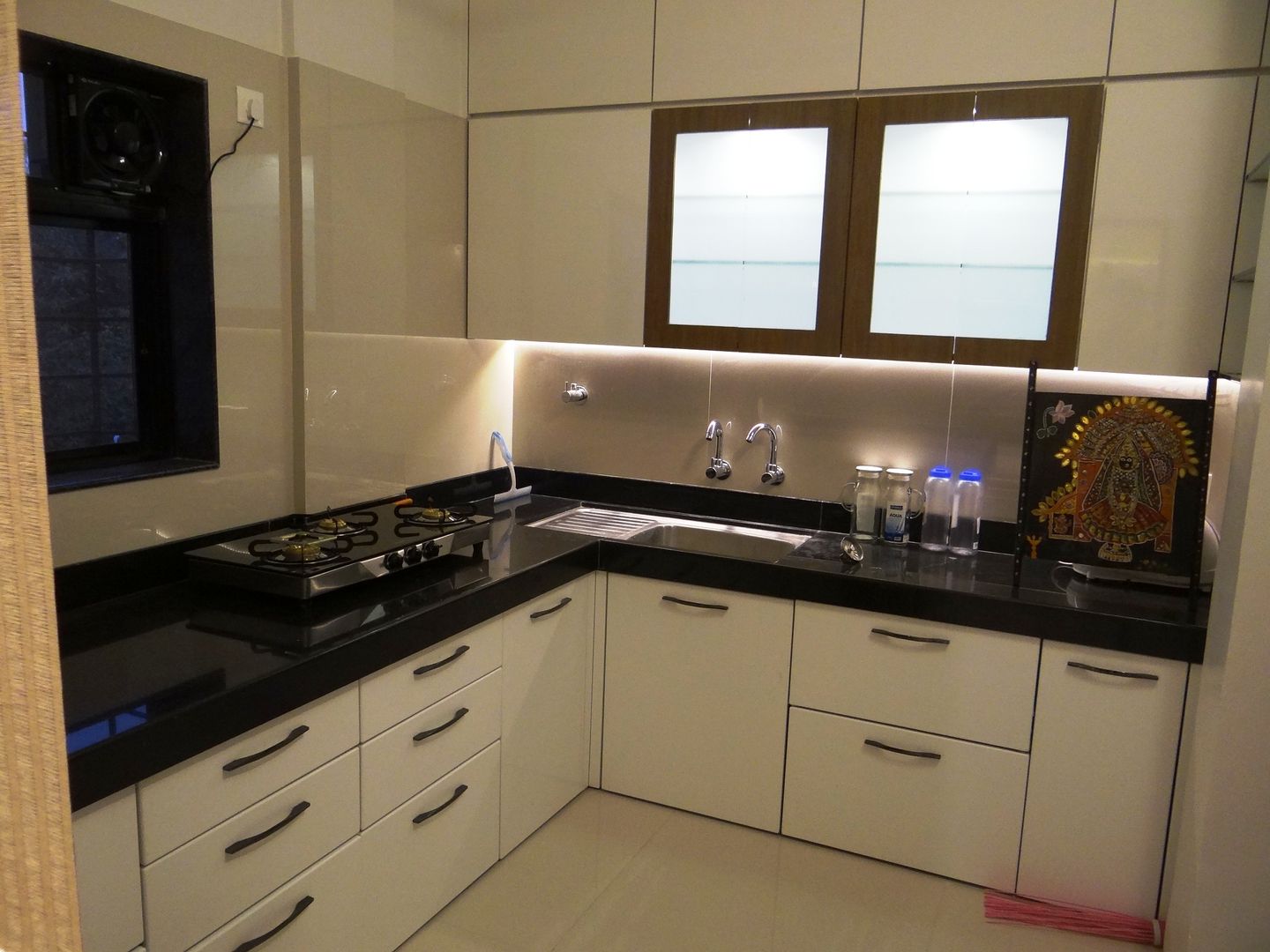 Rajeev Sapre Residence, Nuvo Designs Nuvo Designs Nhà bếp phong cách hiện đại Cabinets & shelves