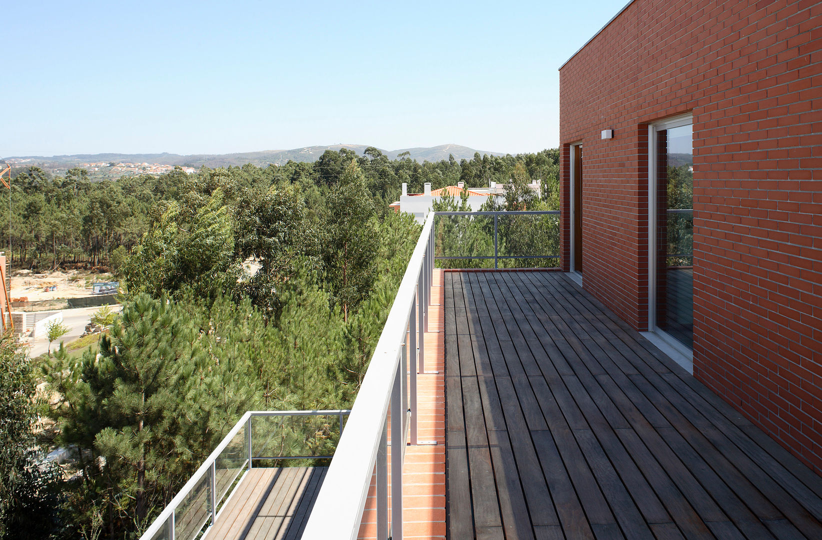 Pinhal Verde House , SAMF Arquitectos SAMF Arquitectos 모던스타일 발코니, 베란다 & 테라스 벽돌