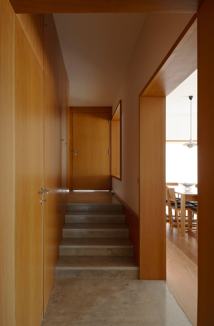 Pinhal Verde House , SAMF Arquitectos SAMF Arquitectos 모던스타일 복도, 현관 & 계단 우드 우드 그레인