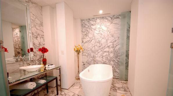 Hidromasajes, Minipiscinas & Ecobox, AQUAGLASS AQUAGLASS Phòng tắm phong cách hiện đại Bathtubs & showers