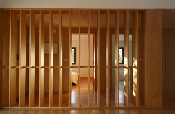 Eira House, SAMF Arquitectos SAMF Arquitectos Modern corridor, hallway & stairs لکڑی Wood effect