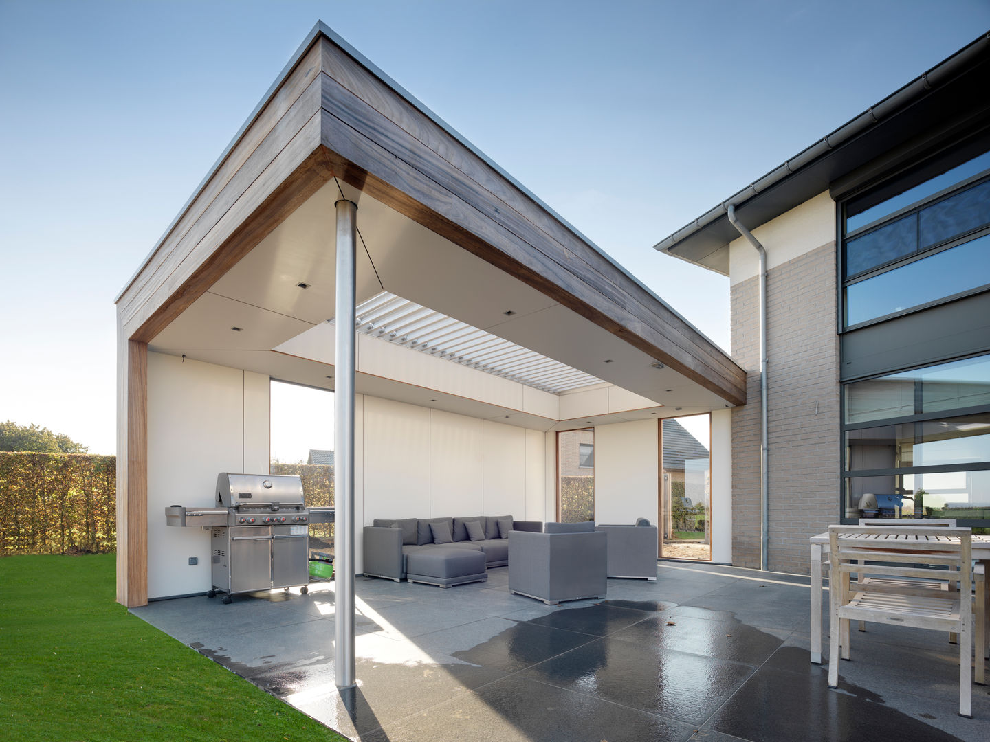 Beechfield Road | UmbrisbyIQ IQ Outdoor Living Modern balcony, veranda & terrace Aluminium/Zinc