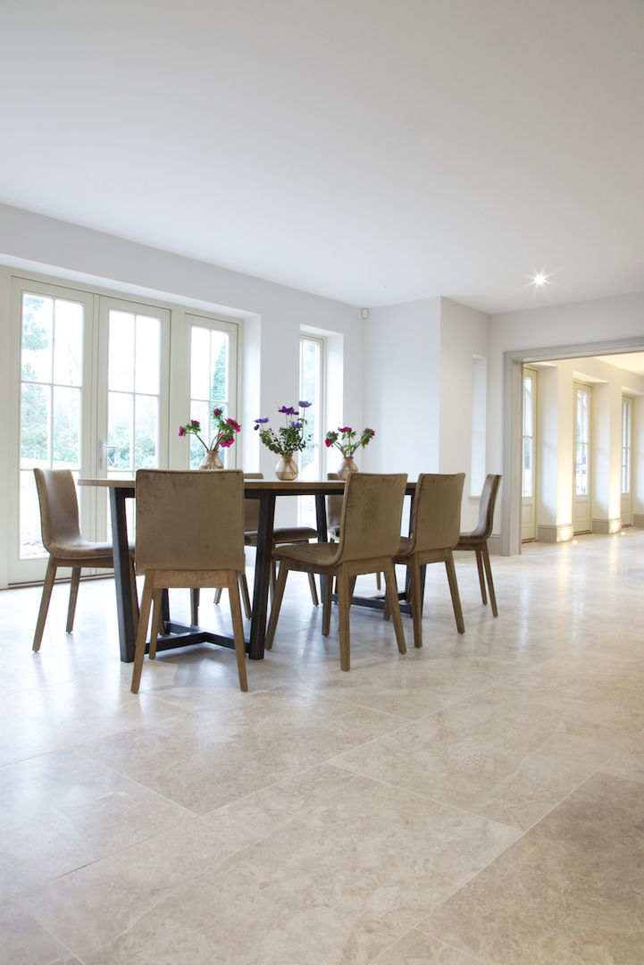 Zofia limestone floor in a honed finish from Artisans of Devizes. Artisans of Devizes غرفة السفرة حجر جيري