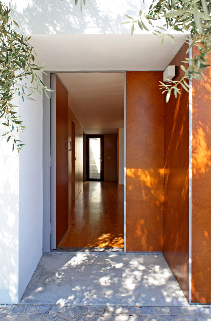 Eira House, SAMF Arquitectos SAMF Arquitectos モダンな 窓&ドア