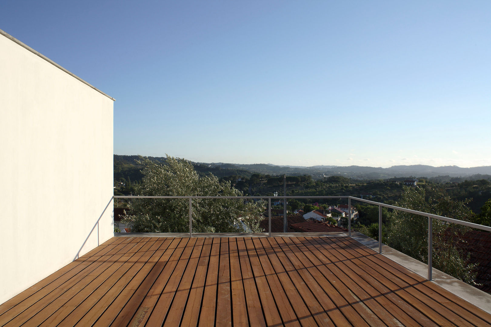 Eira House, SAMF Arquitectos SAMF Arquitectos Modern style balcony, porch & terrace