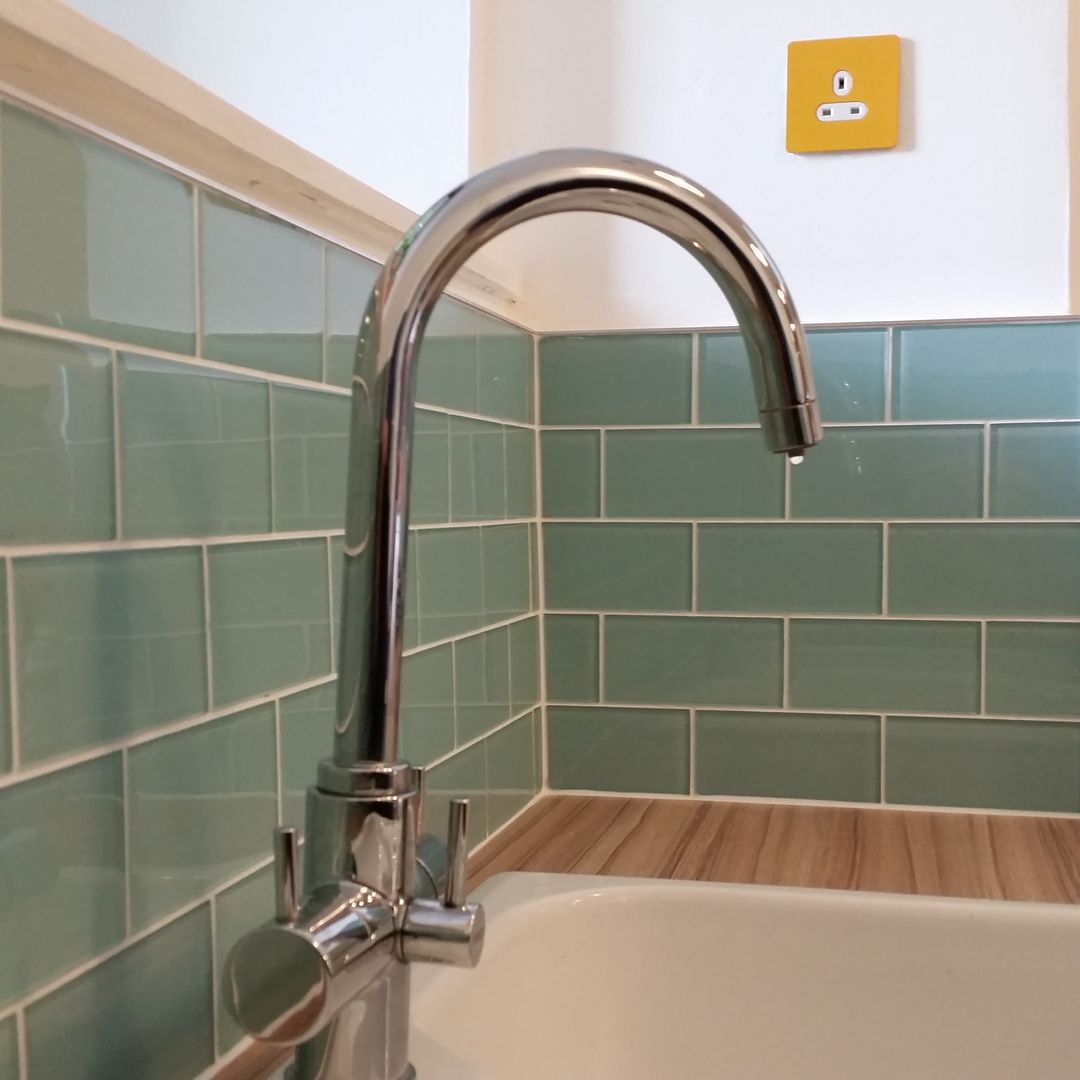 Aqua Marine Turquoise Glass Metro Tile Kitchen Splash Back homify Modern walls & floors Tiles Tiles