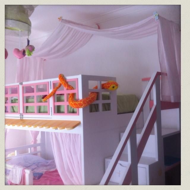 Beliche Casinha com Escada Estante, Oficina Rústica Oficina Rústica Kamar Bayi/Anak Gaya Eklektik Parket Multicolored Beds & cribs